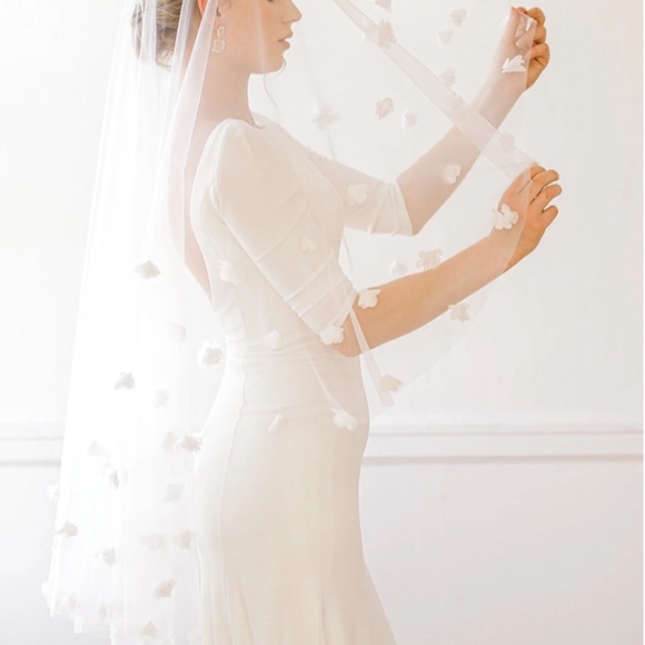 PrimAndPrairie- Cathedral Blusher Veil w/ 3D Flower - Picture 2 of 6